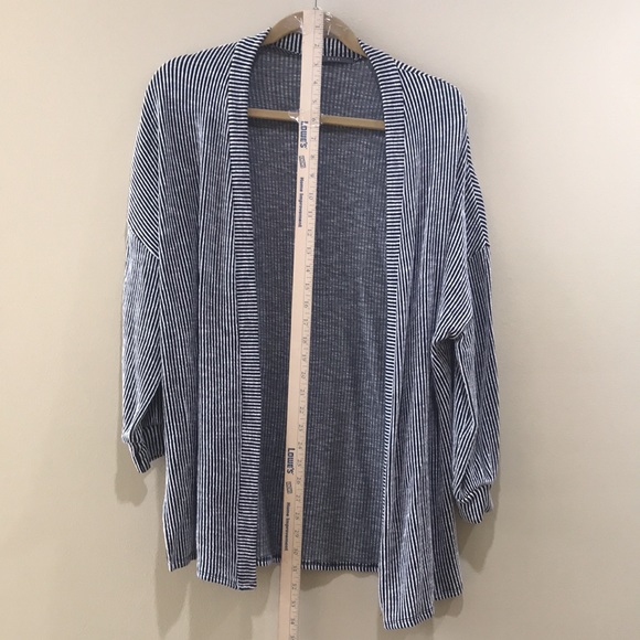 Cardigan size small - Picture 2 of 7